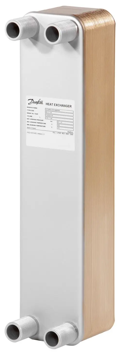 Plattenwärmeübertrager aus Edelstahl mit Kupferlamellen und mehreren Anschlüssen, produziert von Danfoss. Klar erkennbar ist das Typenschild mit technischen Angaben.
